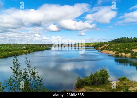 Am Ufer des Pugarevsky-Steinbruchs. Sommerlandschaft. Region Leningrad. Wsevoloschsk. Stockfoto