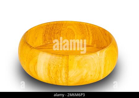 Großer Winkel der beigefarbenen Holzschüssel auf weißem Hintergrund. Stockfoto