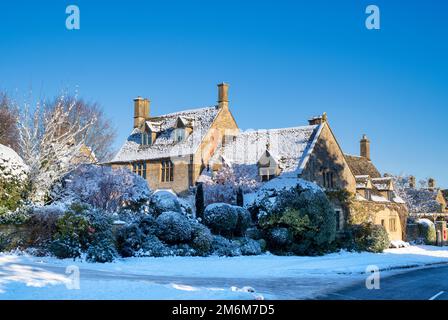 Cotswold-Haus im Schnee im Dezember. Chipping Campden, Cotswolds, Gloucestershire, England Stockfoto