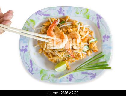 Schnitt aus Meeresfrüchtepad Thai Goong SoD, Thai Nudeln Garnelen mit Stäbchen und Gemüsemischung auf Weiß isoliert. Stockfoto