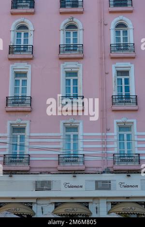 Alexandria, Ägypten. Dezember 4. 2022 die rosafarbene Fassade des Le Metropole Hotel und das berühmte einst griechische Café und Restaurant Trianon, Saad Zagloul Square, Stockfoto