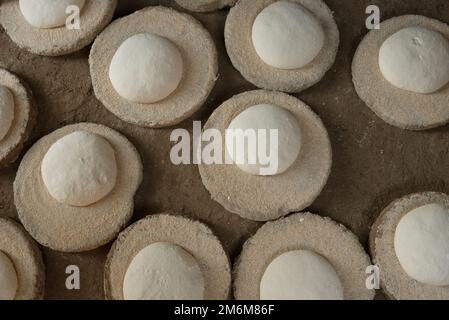 Die Teigentrocknung zur Herstellung von traditionellem Baladi-Flachbrot, ähnlich wie Pitta-Brot, ist ein Grundstück der ägyptischen Küche, die in ganz Ägypten gekocht wird Stockfoto