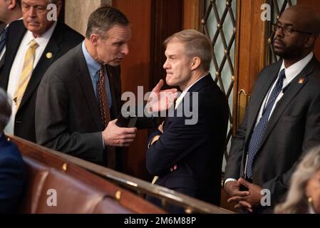 Der Repräsentant der Vereinigten Staaten Jim Jordan (Republikaner von Ohio), rechts in der Mitte, spricht mit einem Kongresskollegen nach den USA Viertes Votum für den Parlamentssprecher am Mittwoch, den 4. Januar 2023. Foto: Cliff Owen/CNP/ABACAPRESS.COM Stockfoto