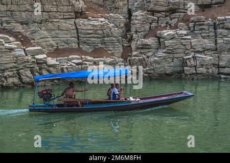 Kleines Boot auf dem Shennong Xi Stream Stockfoto