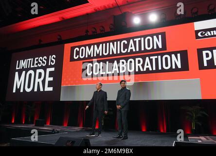 Kazuto „Kevin“ Ogawa (L), President & CEO von Canon Americas, und Filmemacher M. Night Shyamalan, sprechen am 4. Januar 2023 auf der CES 2023 Media Day im Mandalay Bay Convention Center in Las Vegas, NV. (Foto: Bryan Steffy/Sipa USA) Stockfoto