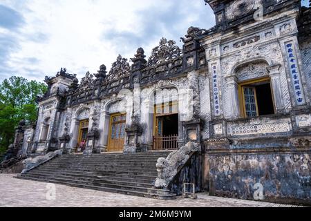 Kaiserliches Khai Dinh Grab in Hue, Vietnam. UNESCO-Weltkulturerbe. Schöner Tag mit blauem Himmel. Reise- und Landschaftskonzept. Stockfoto