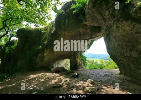 Die natürliche Steinbrücke oder der Bogen in Happurg ist ein Naturwunder und wurde durch Erosion geformt. Stockfoto