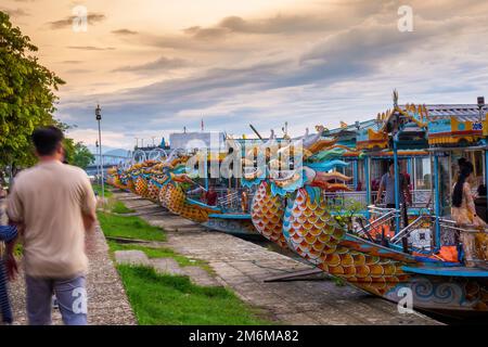 Hue City, Vietnam - 12. August 2022 : Touristen genießen die Landschaft und hören Musik auf Drachenbooten zum Parfümfluss (Song Huong) nahe Thien Mu pa Stockfoto