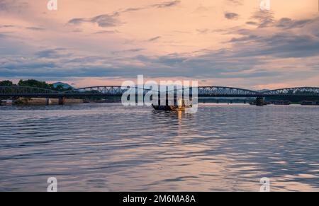 Hue City, Vietnam - 12. August 2022 : Touristen genießen die Landschaft und hören Musik auf Drachenbooten zum Parfümfluss (Song Huong) nahe Thien Mu pa Stockfoto