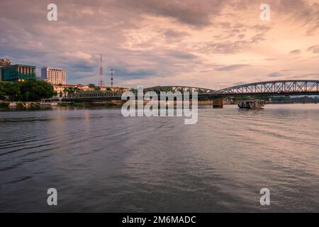 Hue City, Vietnam - 12. August 2022 : Touristen genießen die Landschaft und hören Musik auf Drachenbooten zum Parfümfluss (Song Huong) nahe Thien Mu pa Stockfoto