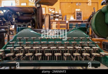 Nahaufnahme der Schlüssel einer antiken Corona-Schreibmaschine in Kalifornien, USA Stockfoto