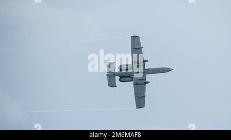 USA Air Force Major Haden ‚Gator‘ Fullam, A-10C Thunderbolt II Demonstrationsteam Pilot und Commander, fliegt über Fort Lauderdale, Florida, 30. April 2022. Fullam flog eine Demonstration der Fähigkeiten des A-10 Thunderbolt II sowie einen Heritage Flight mit einem P-51 Mustang als Teil der Airshow. Stockfoto