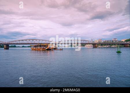 Hue City, Vietnam - 12. August 2022 : Touristen genießen die Landschaft und hören Musik auf Drachenbooten zum Parfümfluss (Song Huong) nahe Thien Mu pa Stockfoto