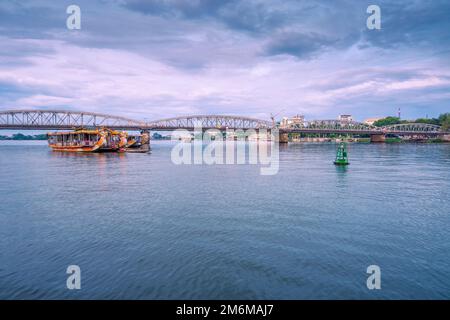 Hue City, Vietnam - 12. August 2022 : Touristen genießen die Landschaft und hören Musik auf Drachenbooten zum Parfümfluss (Song Huong) nahe Thien Mu pa Stockfoto