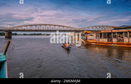 Hue City, Vietnam - 12. August 2022 : Touristen genießen die Landschaft und hören Musik auf Drachenbooten zum Parfümfluss (Song Huong) nahe Thien Mu pa Stockfoto