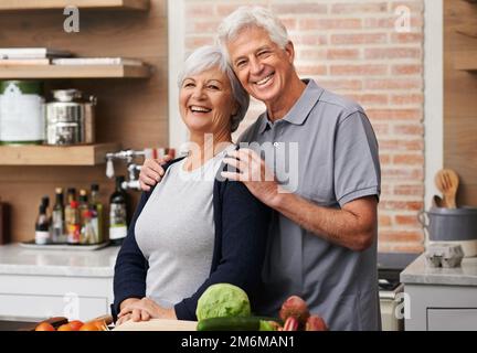 Heute bringe ich ihm das Kochen bei. Liebevolle Aufnahme eines Seniorenpaares, das in einer Küche posiert. Stockfoto