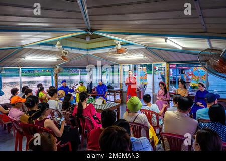 Hue City, Vietnam - 12. August 2022 : Touristen genießen die Landschaft und hören Musik auf Drachenbooten zum Parfümfluss (Song Huong) nahe Thien Mu pa Stockfoto