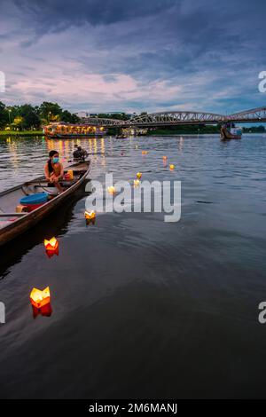 Hue City, Vietnam - 12. August 2022 : Touristen genießen die Landschaft und hören Musik auf Drachenbooten zum Parfümfluss (Song Huong) nahe Thien Mu pa Stockfoto