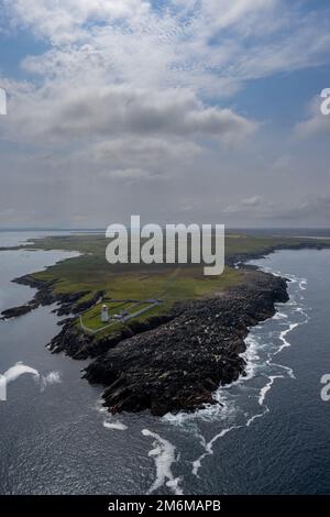 Dronenpanorama-Landschaft von Boradhaven Bay und dem hsitorischen Broadhaven Leuchtturm auf Gubbacashel POI Stockfoto