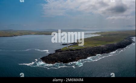 Dronenpanorama-Landschaft von Boradhaven Bay und dem hsitorischen Broadhaven Leuchtturm auf Gubbacashel POI Stockfoto