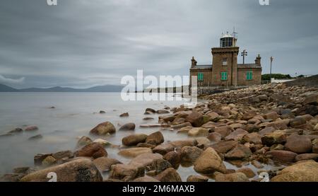 Blick auf den historischen Blacksod Lighthouse aus dem 19. Jahrhundert auf der Halbinsel Mullet im County Mayo in Irel Stockfoto