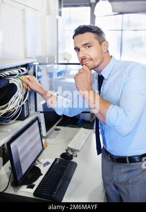 Ja, es gibt ein Problem... Porträt eines Computeringenieurs, der auf einem Server arbeitet. Stockfoto