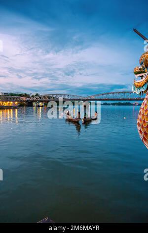 Hue City, Vietnam - 12. August 2022 : Touristen genießen die Landschaft und hören Musik auf Drachenbooten zum Parfümfluss (Song Huong) nahe Thien Mu pa Stockfoto