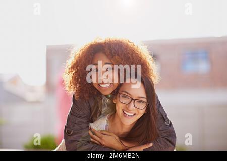 Lachen ist immer die beste Medizin. Freundinnen, die sich draußen anfreunden. Stockfoto