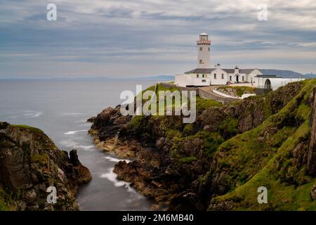 Langzeitansicht des Fanad Head Lighthouse und der Halbinsel an der Nordküste Irlands Stockfoto