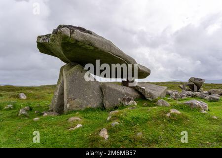 Blick auf das Kilclooney Dolmen in der Grafschaft Donegal in Irland Stockfoto