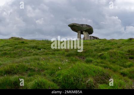 Blick auf das Kilclooney Dolmen in der Grafschaft Donegal in Irland Stockfoto