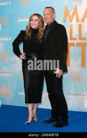 Rita Wilson und Tom Hanks nehmen am 16. Dezember 2022 im Corinthia Hotel in London, England, an einem Fotoanruf „Ein Mann namens Otto“ Teil. Stockfoto