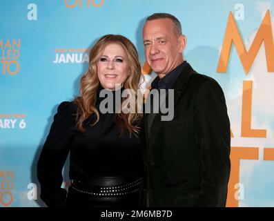 Rita Wilson und Tom Hanks nehmen am 16. Dezember 2022 im Corinthia Hotel in London, England, an einem Fotoanruf „Ein Mann namens Otto“ Teil. Stockfoto