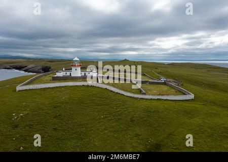 Blick auf den historischen Leuchtturm des Hafens in St. John's Point in Donegal Bay im Norden Irlands Stockfoto