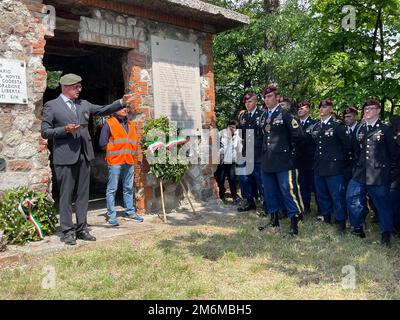 USA Fallschirmjäger der 173. Luftwaffe nehmen am 1. Mai 2022 an einer Gedenkfeier zur Schlacht von Monte Casale in Ponti sul Mincio Teil. Ponti sul Mincio ist bekannt für die letzte Schlacht des Zweiten Weltkriegs auf italienischem Boden, die Schlacht von Monte Casale, und jedes Jahr lädt die Gemeinde die 173. Luftwaffenbrigade ein, sich an die Opfer derer zu erinnern, die dort kämpften und starben. Die 173. Brigade ist die USA Die Noteinsatztruppe der Armee in Europa, die schnell verlegbare Truppen für die Vereinigten Staaten in Europa, Afrika und Zentralamerika bereitstellt Stockfoto