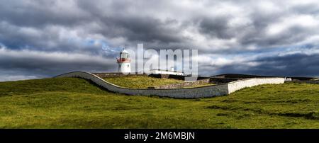 Blick auf den historischen Leuchtturm des Hafens in St. John's Point in Donegal Bay im Norden Irlands Stockfoto