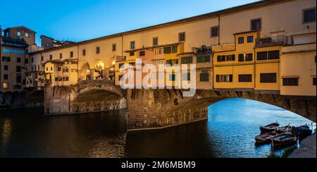 Sonnenuntergang auf der Ponte Vecchio - Alte Brücke - in Florenz, Italien. Erstaunliches blaues Licht vor dem Abend. Stockfoto