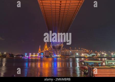 Bhumibol Brücke, Chao Phraya River Bridge. Schalten Sie die Leuchten in vielen Farben in der Nacht. Stockfoto