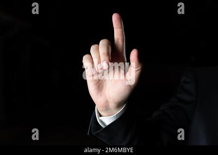 Ein Finger Zeigt Auf Wichtige Infortmationen. Die Hand Präsentiert Die Grausame Ankündigung. Mann Mit Aktuellen Updates. Executive-Display Stockfoto