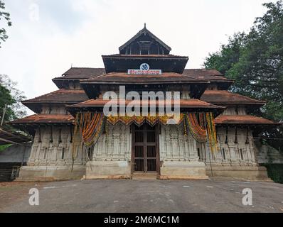 Eintritt zu einem historischen Tempel der Gottesdienste für hindus in kerala am Tag Stockfoto