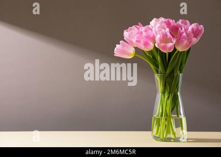 Rosa Tulpen in einer Vase auf einem Tisch Stockfoto