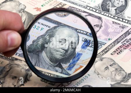 Amerikanische Dollar in einer Lupe ein geschäftlicher Hintergrund Stockfoto
