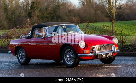 Roter Leichtathletikwagen MG B mit 1967 W und Soft Top Stockfoto