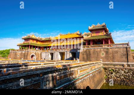 Im Inneren der Zitadelle von Hue in Vietnam. Kaiserpalastgraben, Kaiserpalastkomplex, Hue Stadt, Vietnam. Reise- und Landschaftskonzept. Selektiver Fokus. Stockfoto