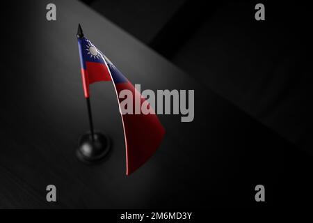 Kleine taiwanesische Nationalflagge auf schwarzem Hintergrund. Stockfoto