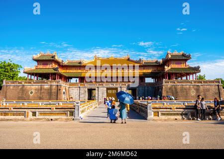 Hue City, Vietnam - 14. August 2022: Touristen und traditionelle Aktivitäten in der Zitadelle von Hue in Vietnam. Kaiserpalastgraben, Kaiserpalastkomplex, Hue Stockfoto