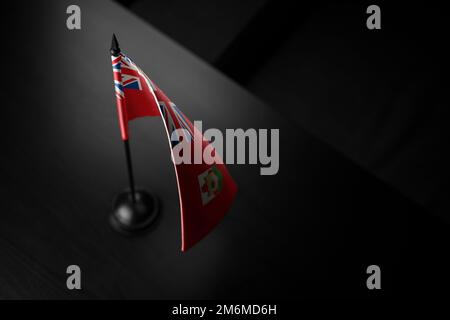 Kleine Nationalflagge der Bermudas auf schwarzem Hintergrund. Stockfoto