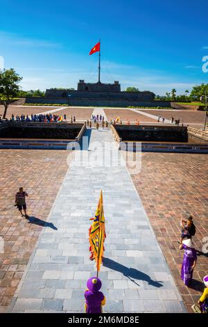 Hue City, Vietnam - 14. August 2022: Touristen und traditionelle Aktivitäten in der Zitadelle von Hue in Vietnam. Kaiserpalastgraben, Kaiserpalastkomplex, Hue Stockfoto