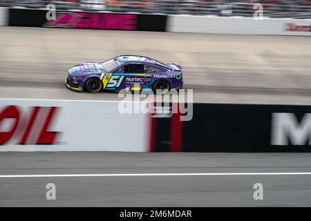 Cody Ware, Fahrer des 51 Nurtec ODT Ford, nimmt am 1. Mai 2022 an der Drydene 400 auf dem Dover Motor Speedway in Dover, Delaware, Teil. Der Drydene 400 ist ein Stock-Car-Rennen der NASCAR Cup Series, das jährlich bei DMS stattfindet. Mitglieder der Dover Air Force Base Honor Guard präsentierten die Farben während der Vorrennen-Veranstaltungen am Wochenende. Stockfoto