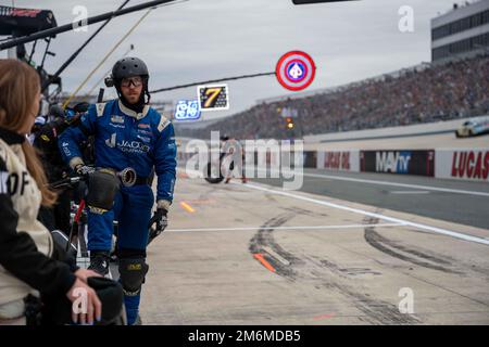Ein NASCAR-Boxenbesatzungsmitglied wartet auf die Wartung eines Stockwagens während der Drydene 400 auf dem Dover Motor Speedway in Dover, Delaware, 1. Mai 2022. Der Drydene 400 ist ein Stock Car-Rennen der NASCAR Cup Series, das jährlich im DMS stattfindet. Die Mitglieder der Dover Air Force Base Honor Guard präsentierten die Farben während der Rennen während des gesamten Wochenendes. Dover Air Force Base, Dover Motor Speedway, NASCAR, USAF, Ehrenwache, Stockfoto